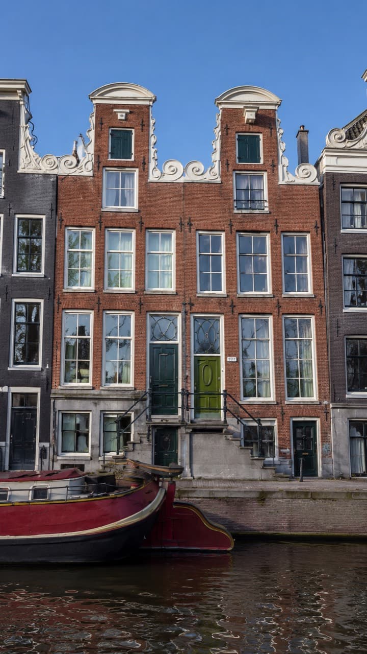 De woningfoto van een huis met dubbele gevel en boot