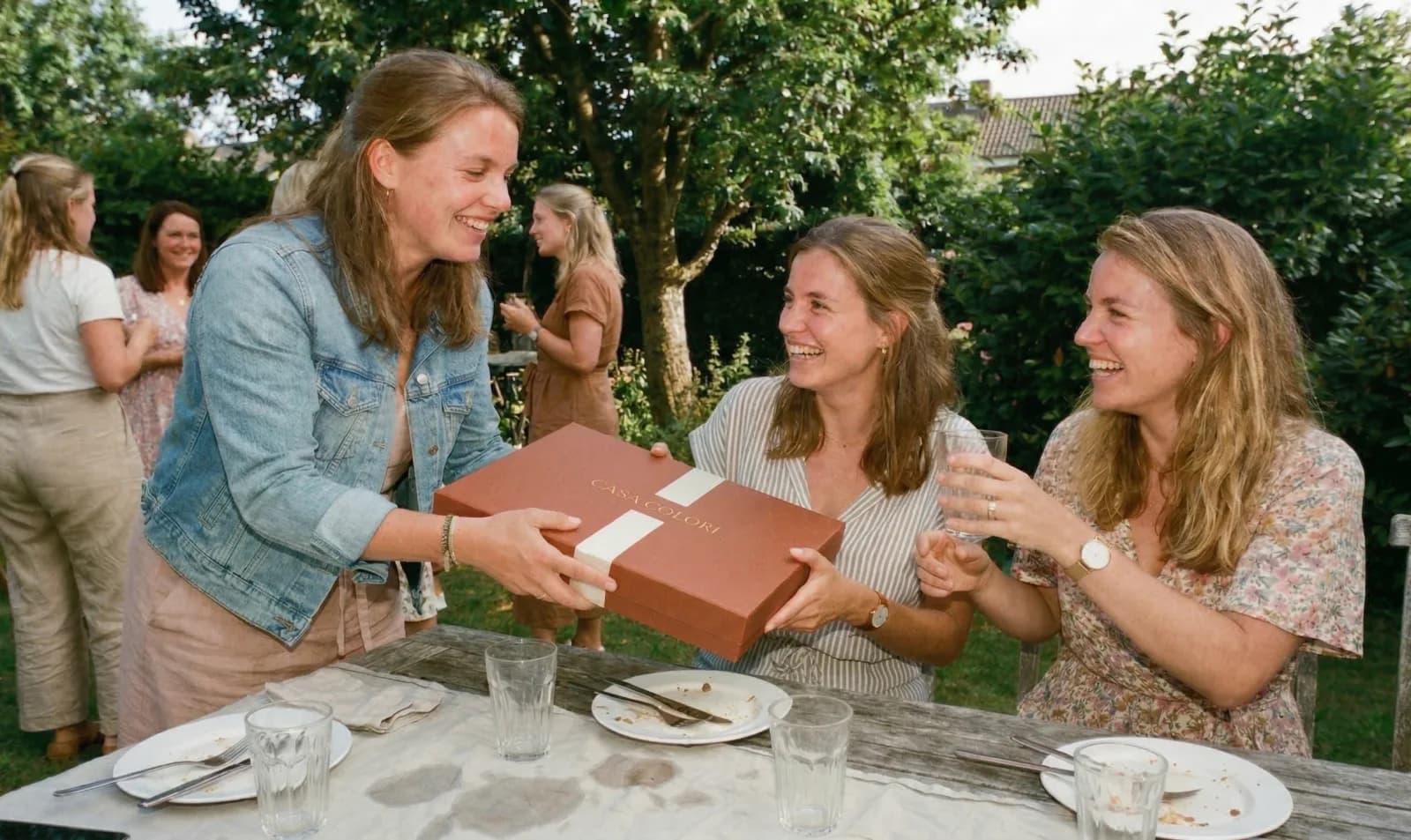 Vrienden pakken samen een Casa Colori-cadeau uit